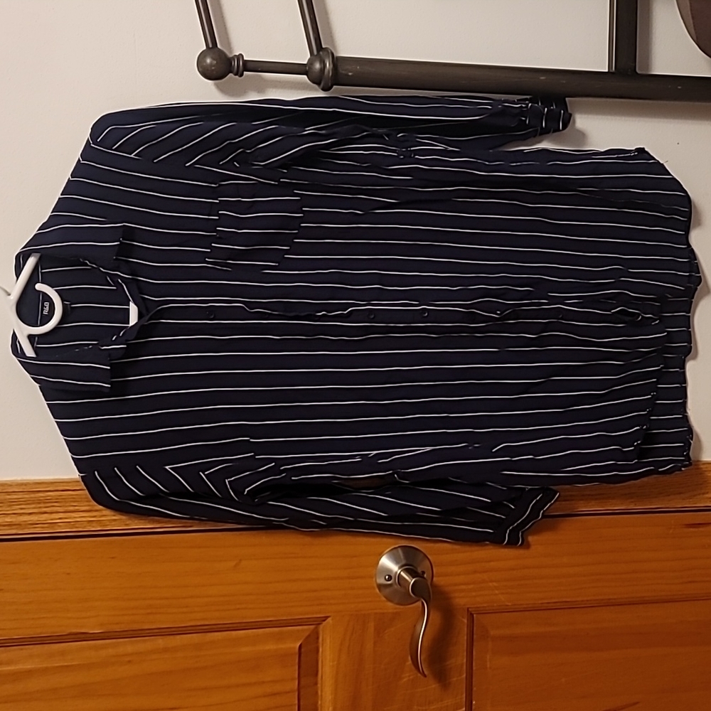 Long Dark Navy Blue & White dress shirt size 6 from R&B
